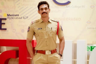An SI was arrested when he tried to sell the drugs, which he seized from drug peddlers. His corruption was exposed when the Narcotics Department officials caught him red-handed. According to the police, Rajender has been working as an SI in the Cyber Crime Station (CCS) of Cyberabad. He reportedly seized 1,750 grams of the drugs worth Rs 80 lakhs from drug peddlers, but he concealed them and tried to sell them later.