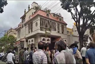 Four members of a family were found dead in their rented home here on Sunday afternoon, police said. Police have started investigations into the case though they suspect it to be a case of a suicide pact.