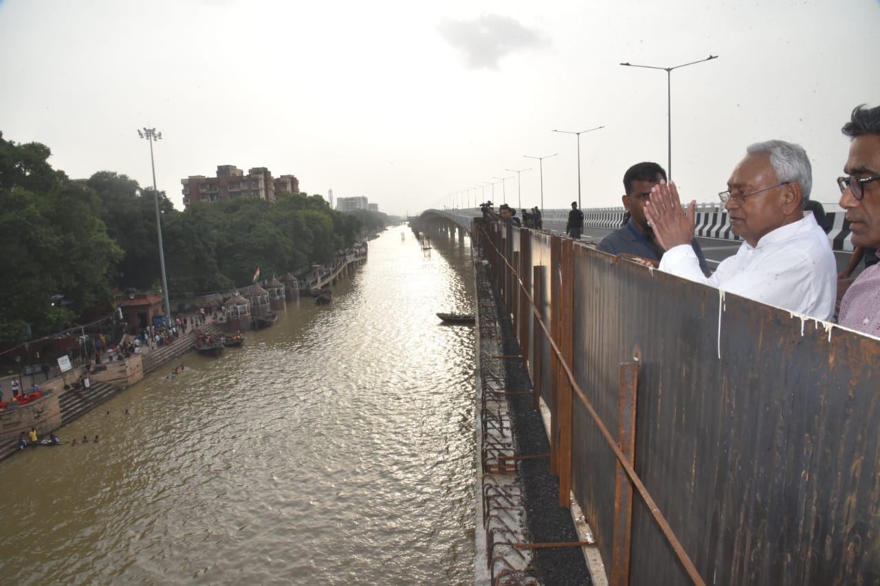 सीएम नीतीश ने सड़क मार्ग से गंगा घाटों का किया निरीक्षण