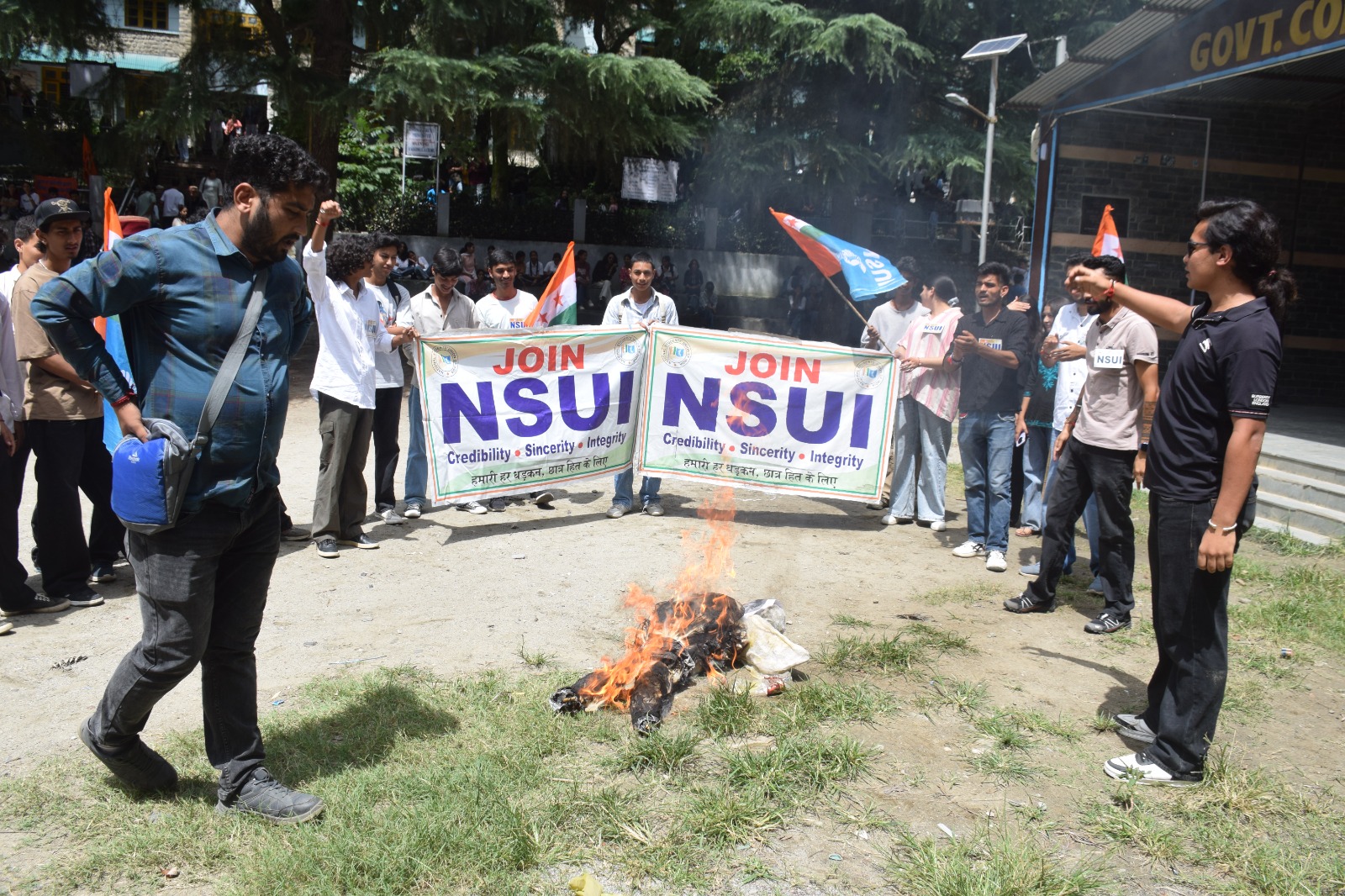 कुल्लू में NSUI का प्रदर्शन