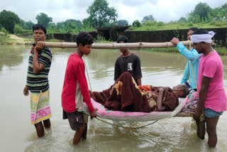 relatives-carried-patient-on-cot-to-hospital-in-simdega