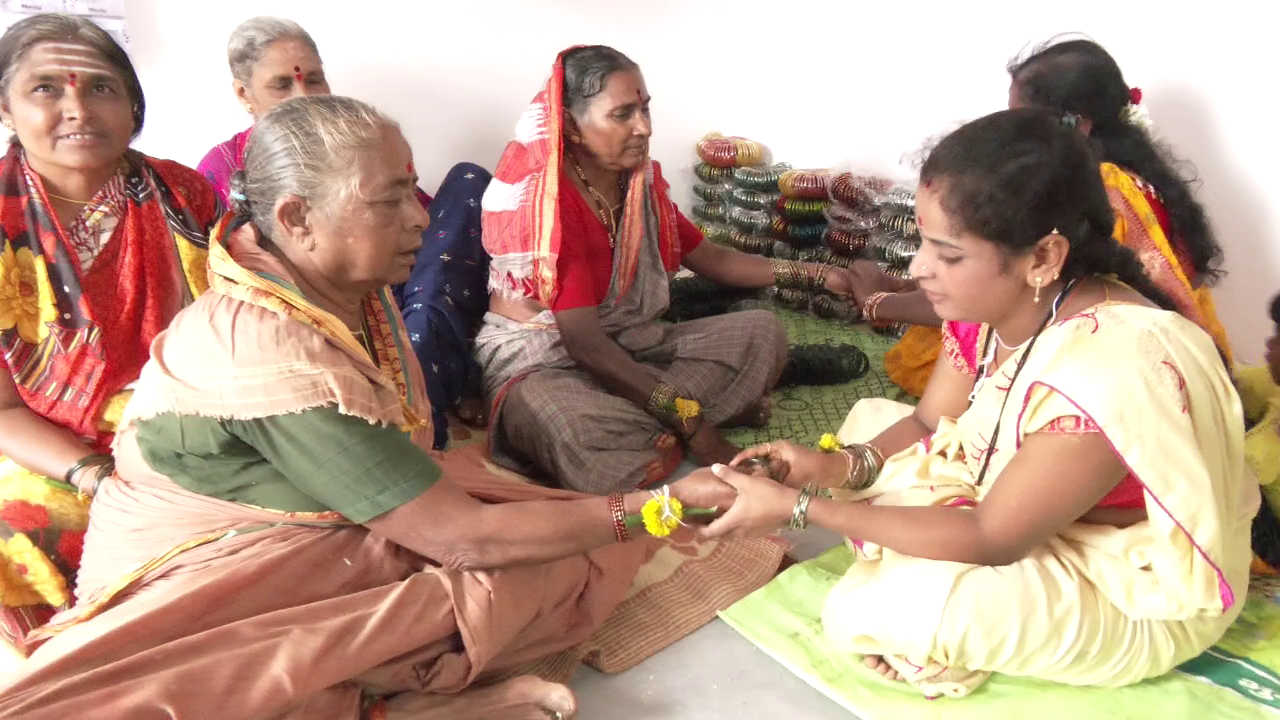 ವೃದ್ಧೆಗೆ ಬಳೆ ತೊಡಿಸುತ್ತಿರುವ ಸೊಸೆ ಕುಮಾರಿ