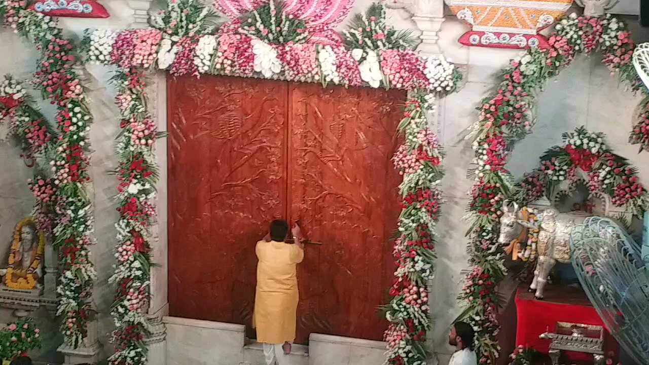 रात 12 बजे के बाद मंदिर के पट खोले गए.