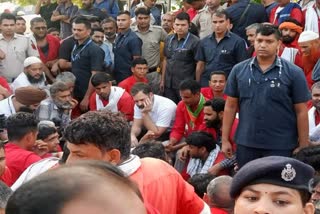 Rahul Gandhi on uneployment  Congress former chief Rahul Gandhi  Rahul Gandhi shares video with porters  Rahul flags record unemployment  Anand Vihar railway station porters Video  Rahul Gandhi  തൊഴലില്ലായ്‌മ  ചുമട്ടുതൊഴിലാളികളുമായി സംവദിച്ച് രാഹുൽ ഗാന്ധി  രാഹുൽ ഗാന്ധി  രാഹുൽ ഗാന്ധി വീഡിയോ  ചുമട്ടുതൊഴിലാളികളുടെ ആനുകൂല്യങ്ങൾ  ആനന്ദ് വിഹാർ റെയിൽവേ സ്‌റ്റേഷൻ