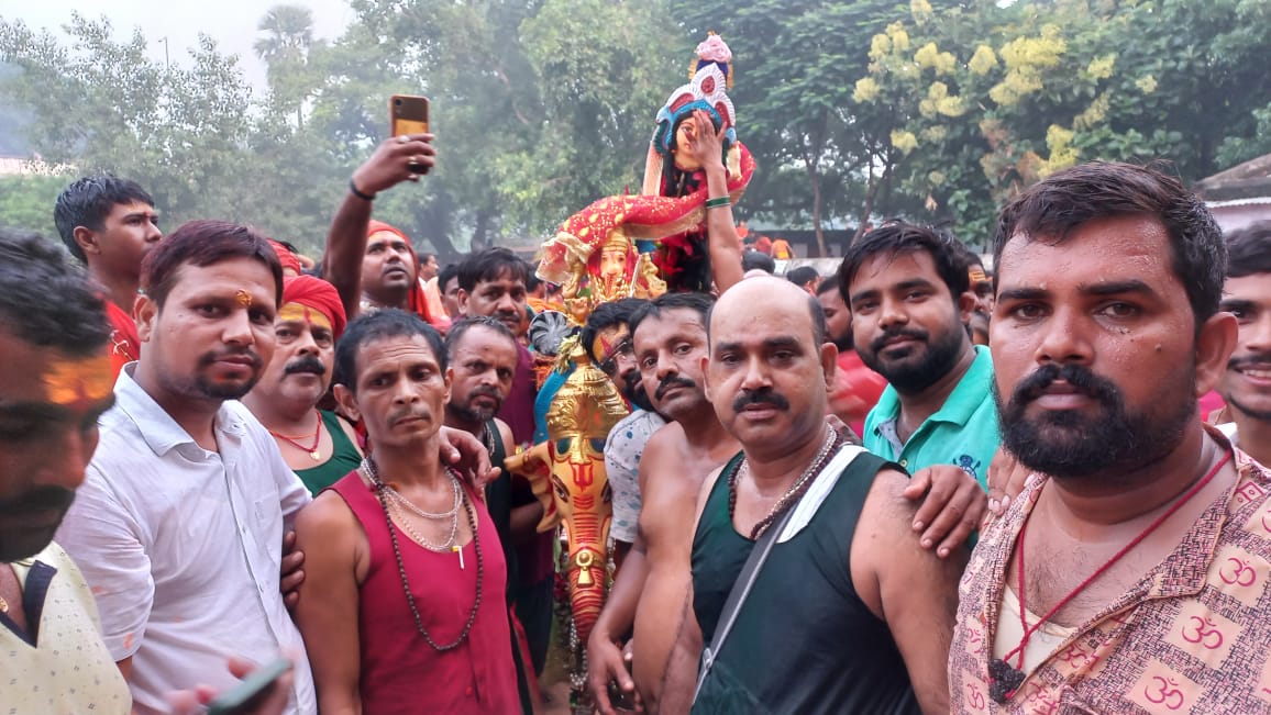 बाबा बिटेश्वरनाथ मंदिर पहुंचे श्रद्धालु