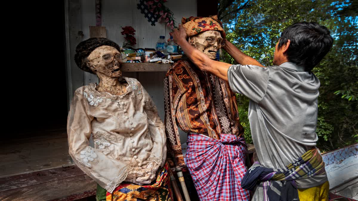 INDONESIAS TORAJAN PEOPLE  TORAJAN UNIQUE FUNERARY CUSTOM  ടൊറാജൻ ഇന്തോനേഷ്യ  മാനെനെ ചടങ്ങ് ഇന്തോനേഷ്യ