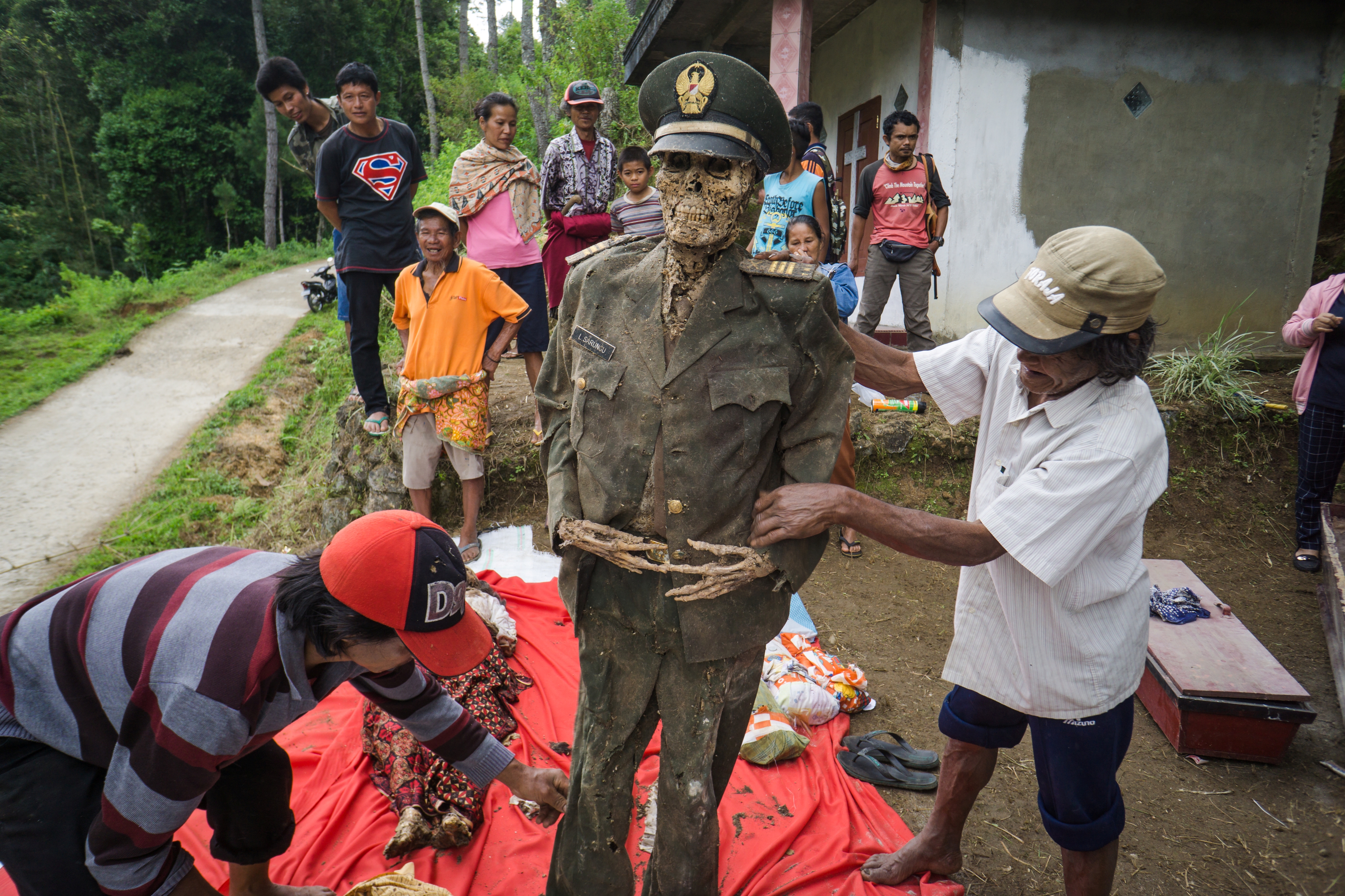 INDONESIAS TORAJAN PEOPLE  TORAJAN UNIQUE FUNERARY CUSTOM  ടൊറാജൻ ഇന്തോനേഷ്യ  മാനെനെ ചടങ്ങ് ഇന്തോനേഷ്യ