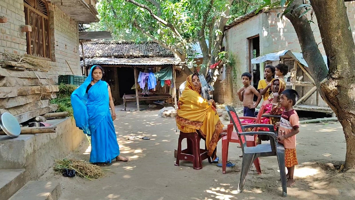 बेतिया के बाबा कुटी गांव में महिलाएं और बच्चे