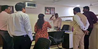 rti_officers_argument_with_government_employee