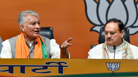 Punjab BJP President Sunil Jakhar (L) with party's National President JP Nadda