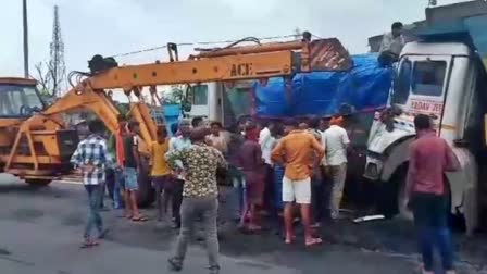 delhi-kolkata-highway-gt-road-truck-accident-driver-died-dhanbad