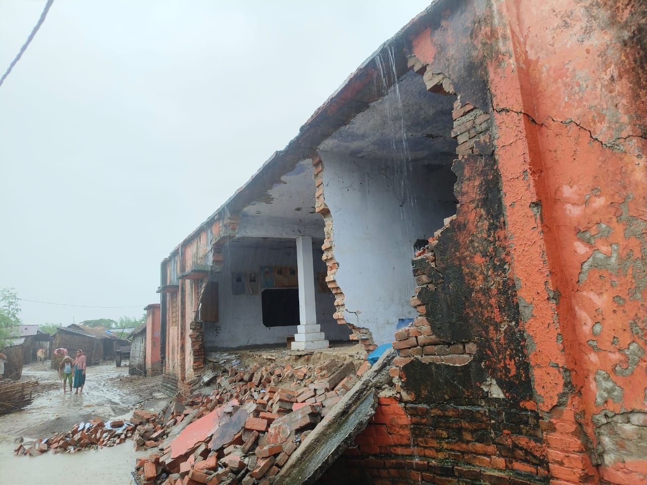 ganga-river-high-level-flood-school-wall-collapse-sahibganj