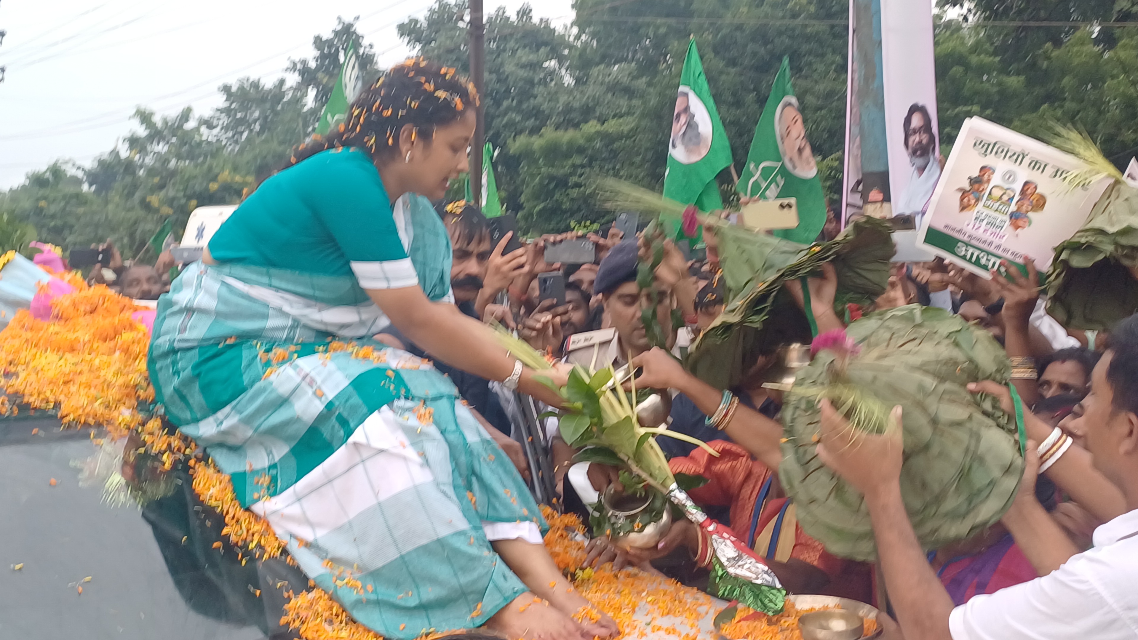 Kalpana Soren participated in road show during Mainiya Samman Yatra in Seraikela