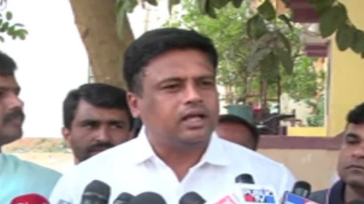 Etv BharatThere are video records of attempts to buy Congress MLAs: Congress MLA Ravikumar Ganiga