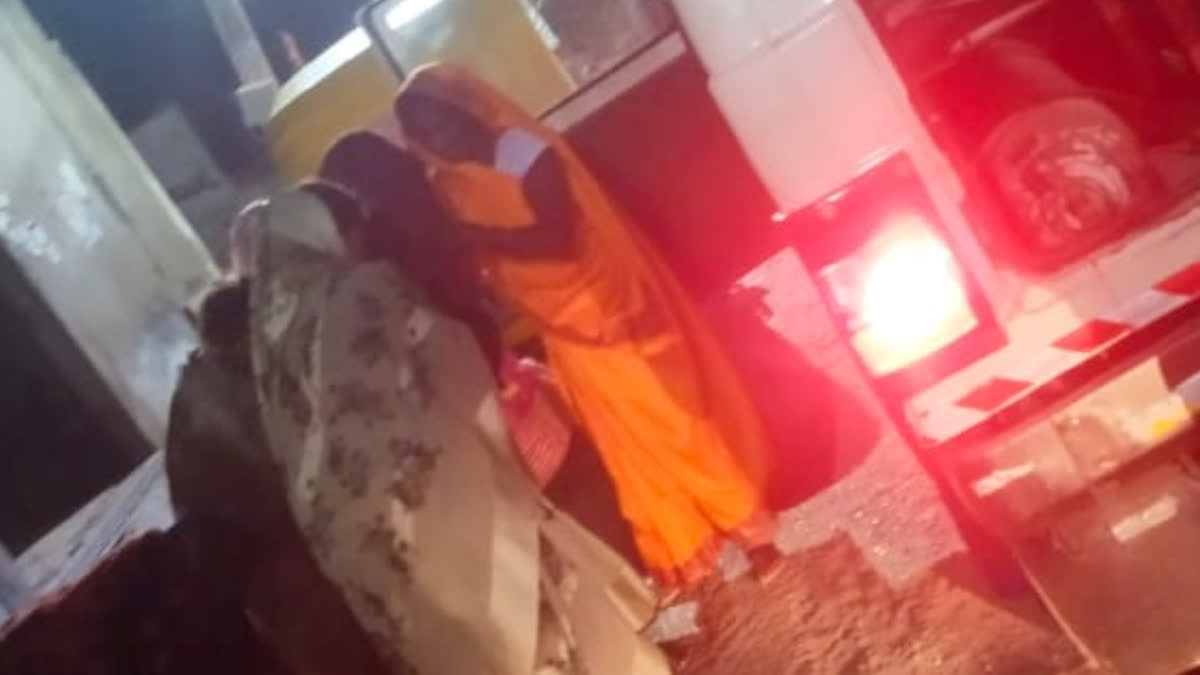 delivery of woman on road in Dholpur