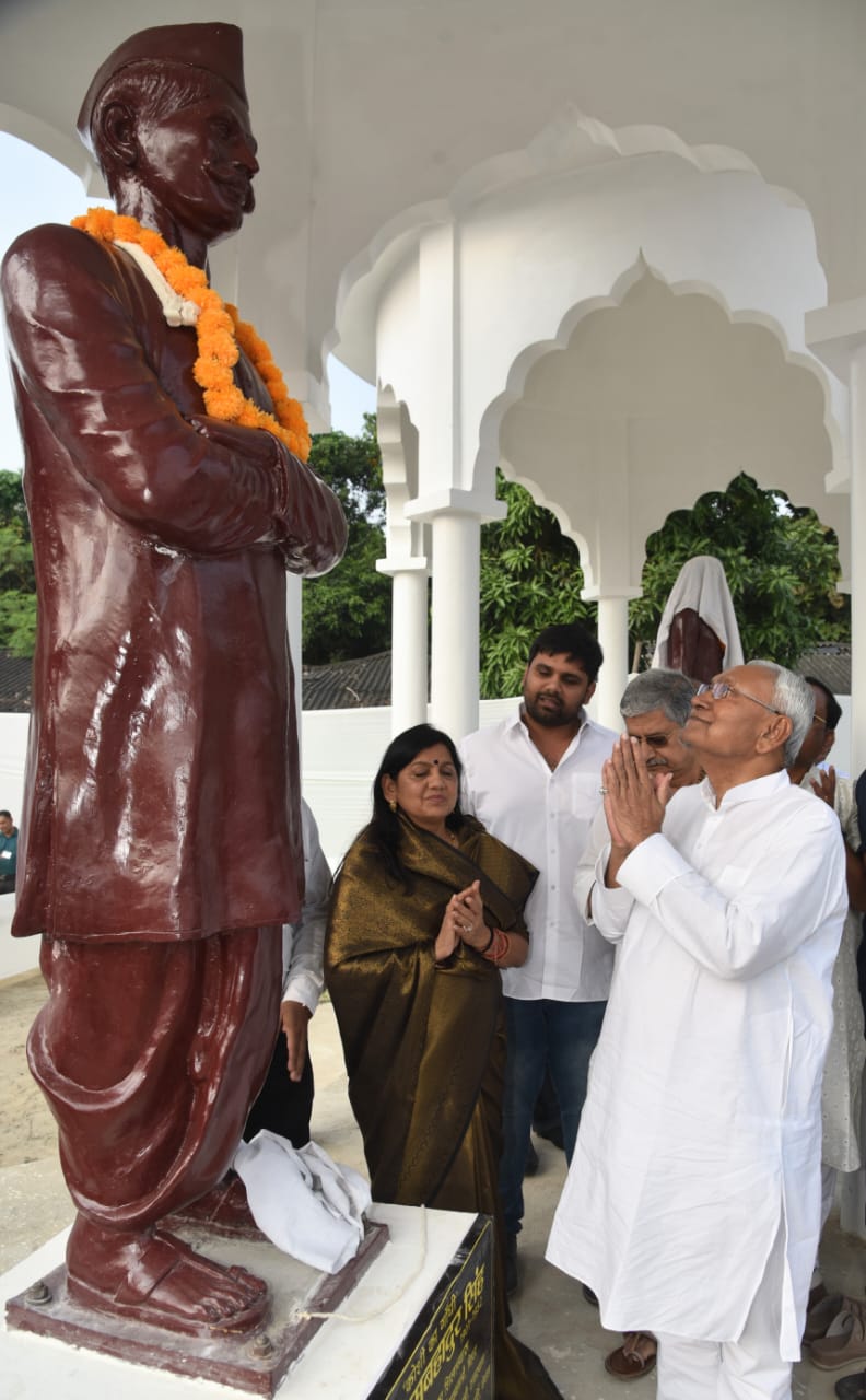 श्रद्धा सुमन अर्पित करते सीएम.