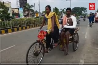 Minor girl carries injured father on trolley