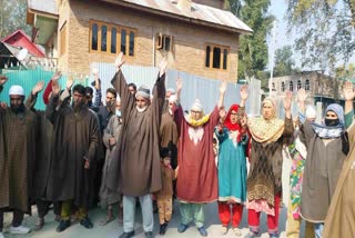 گنڈی پورہ علاقے میں مقامی باشندوں کا محکمہ بجلی کا احتجاج