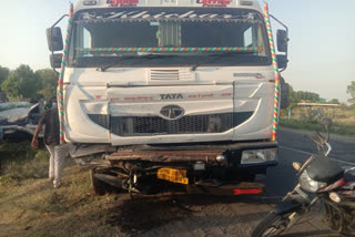 The four members of a family died in a road accident near Goshan under Bhabhar Taluka in Banaskantha district of Rajasthan on Thursday evening. Among the four occupants traveling in a car who were killed, one was a two-year-old girl child.