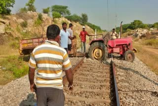 Tractor Stuck on Railway Track  Railway Track at Telangana  Tractor Stuck  ಹಳಿಗಳ ಮಧ್ಯೆ ಸಿಲುಕಿಕೊಂಡ ಟ್ರ್ಯಾಕ್ಟರ್  ತೆಲಂಗಾಣದಲ್ಲಿ ತಪ್ಪಿದ ಭಾರೀ ರೈಲು ದುರಂತ  ನಲ್ಗೊಂಡ ಜಿಲ್ಲೆಯಲ್ಲಿ ಸಂಭವಿಸಬೇಕಾದ ದುರಂತ ಘಟನೆಯೊಂ  ಟ್ರ್ಯಾಕ್ಟರ್ ಟ್ರಾಲಿ ಸ್ಥಗಿತ