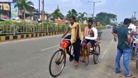 14 year old girl carried her injured father to the hospital in trolley