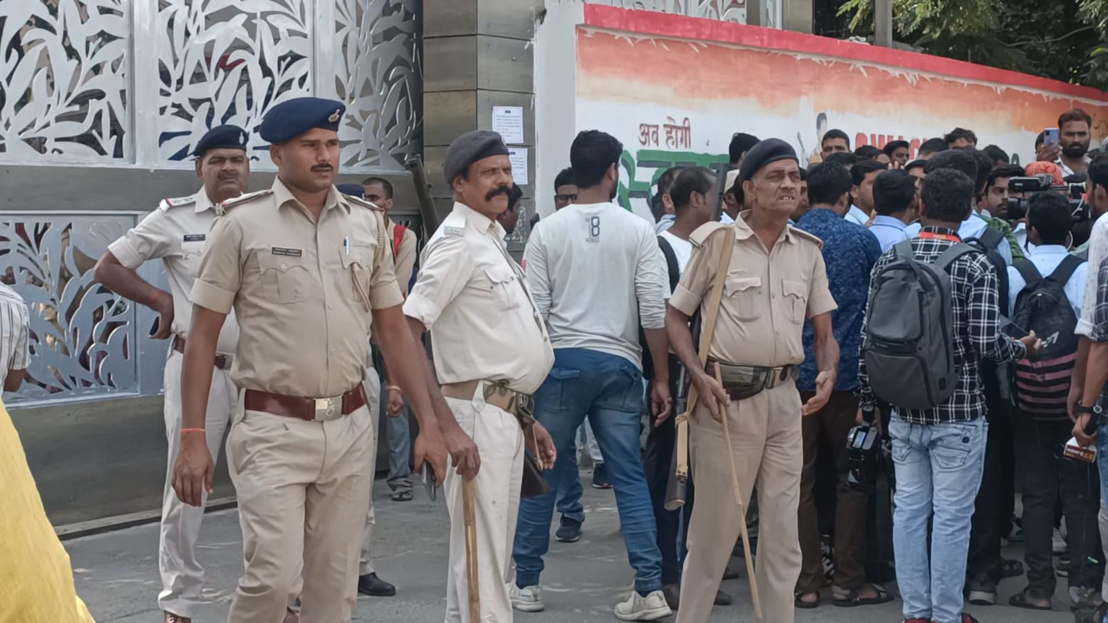 बीपीएससी के बाहर पुलिस तैनात