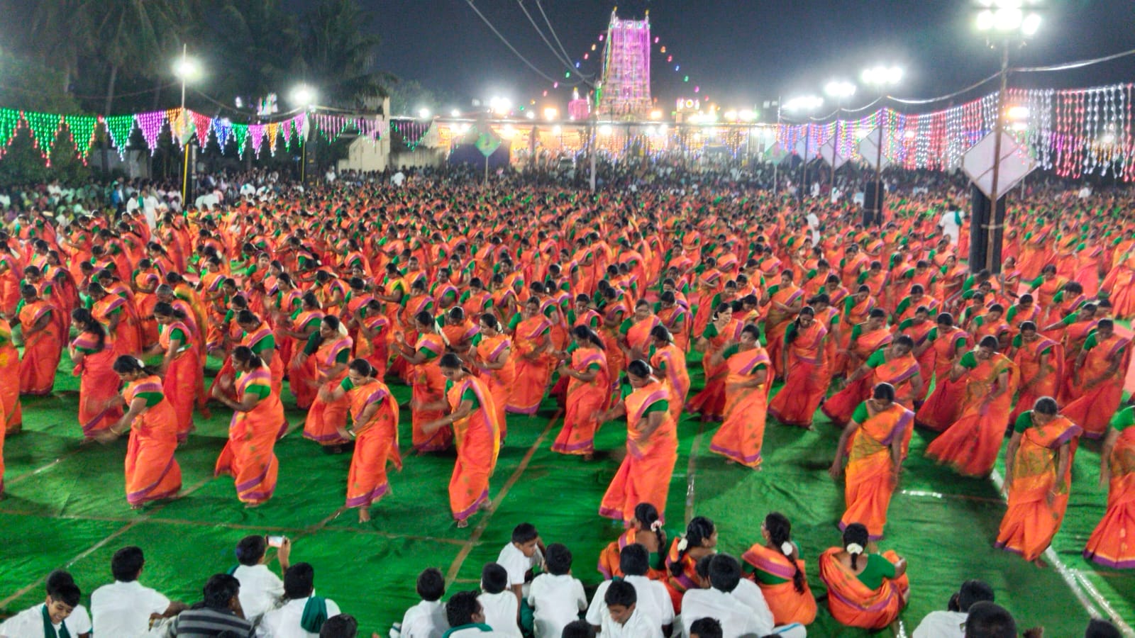 உலக சாதனை படைத்த கரூர் கும்மி மற்றும் கொங்கு ஒயிலாட்டம்