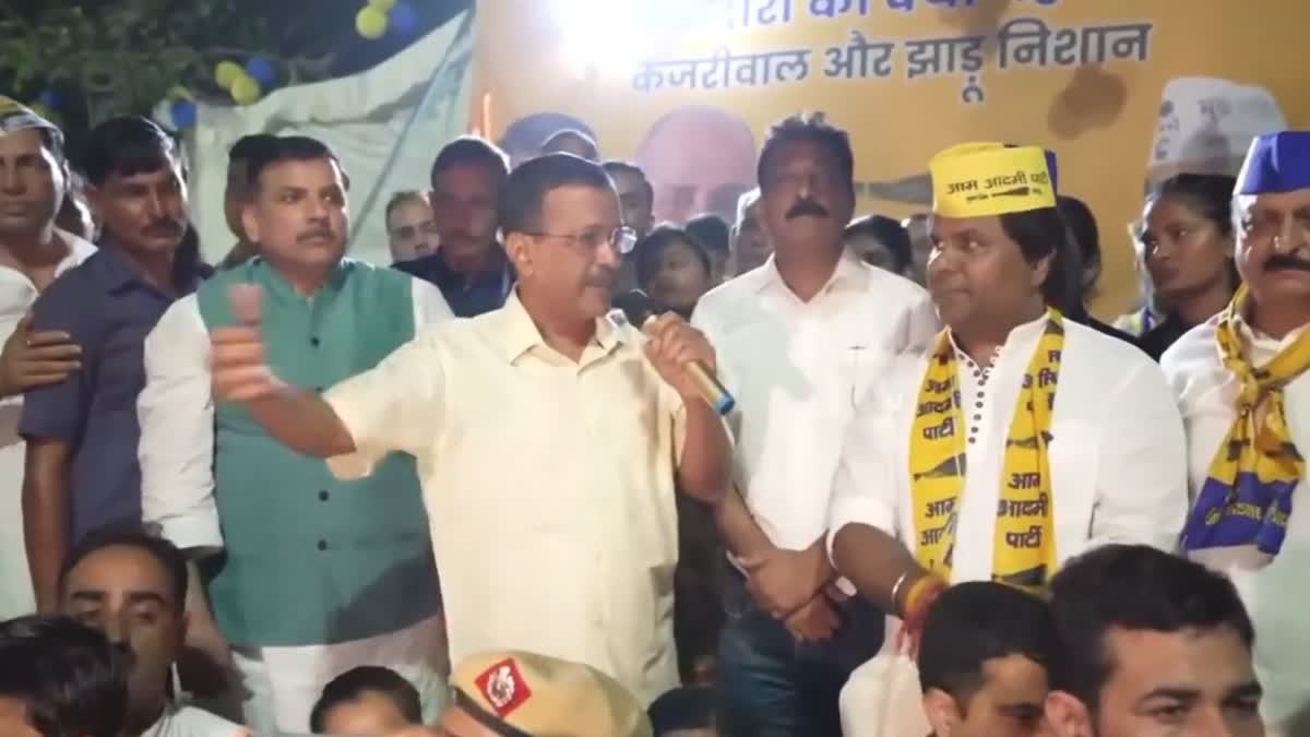 बादली में लोगों के बीच अरविंद केजरीवाल