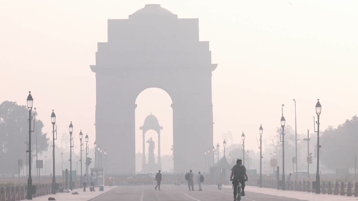 Delhi Gasps For Breath, Smog Blankets City As Air Pollution Worsens; AQI Plummets