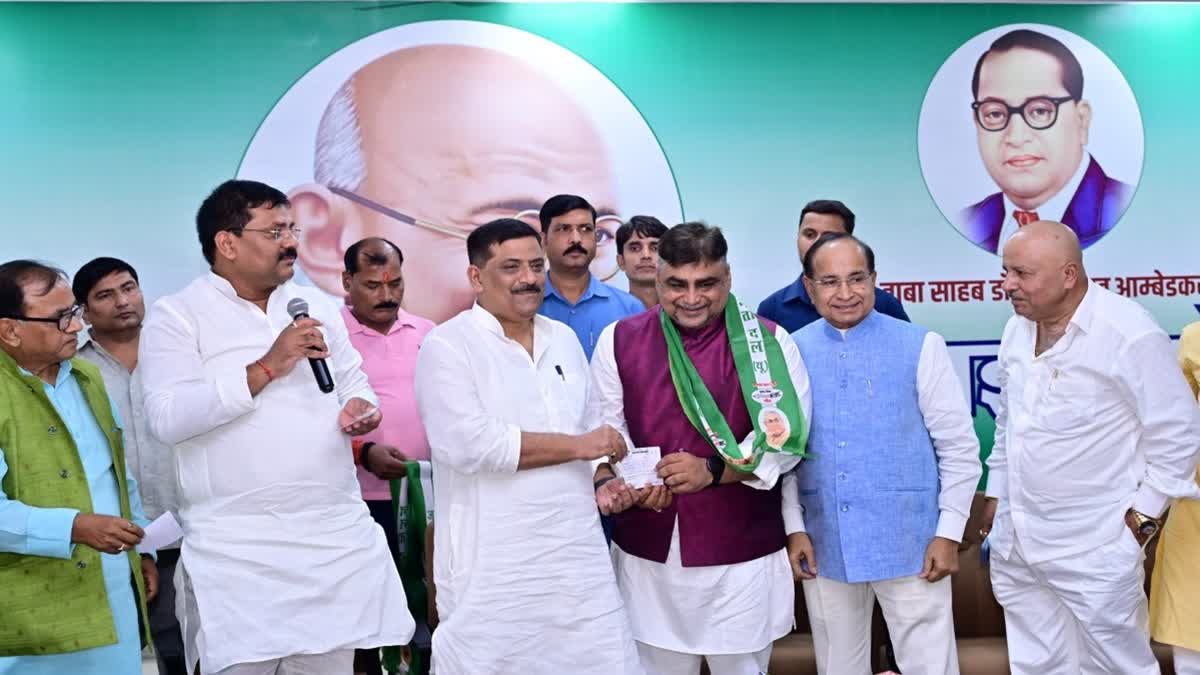 Cricketer Ishan Kishan's Father Pranav Pandey (M) Joins Nitish Kumar's JD(U) In Patna