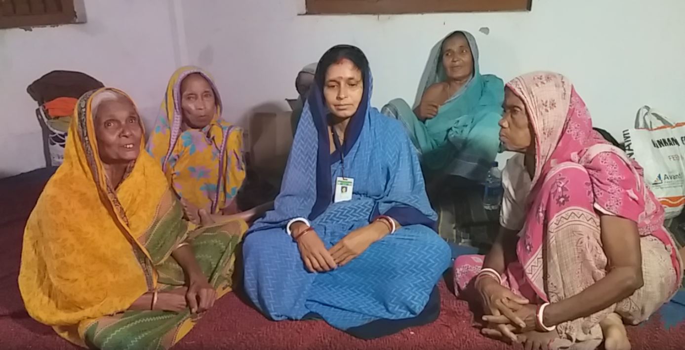 ASHA WORKER CARRIES ELDERLY WOMEN