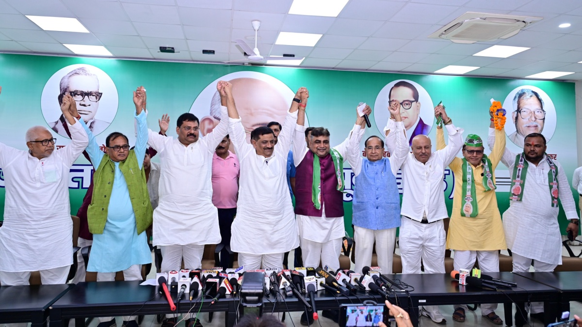 Cricketer Ishan Kishan's Father Pranav Pandey (M) Joins Nitish Kumar's JD(U) In Patna