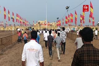 மாநாடு அரங்கை நோக்கி செல்லும் தொண்டர்கள்