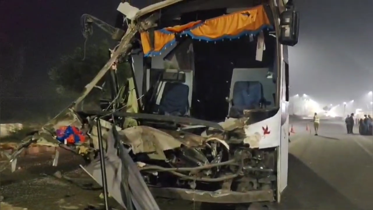 Bus going from Punjab to Delhi Airport collided with a truck in Shahabad Kurukshetra