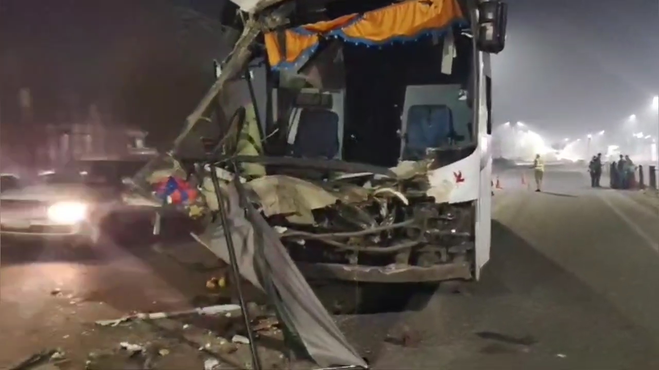 Bus going from Punjab to Delhi Airport collided with a truck in Shahabad Kurukshetra