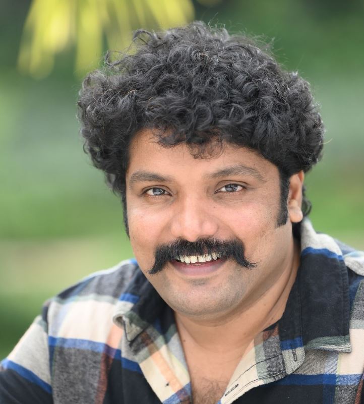 ACTOR AKHIL KAVALAYOOR  GURUVAYOOR AMBALA NADAYIL AKHIL  അഖില്‍ കവലയൂര്‍ നടന്‍  ആര്‍ട്ടിസ്‌റ്റ് അഖില്‍ കവലയൂര്‍