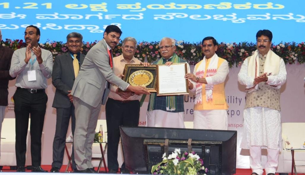 ಪ್ರಶಸ್ತಿ ಸ್ವೀಕರಿಸಿದ ಕೇಂದ್ರ ಸಚಿವ ಮನೋಹರಲಾಲ್