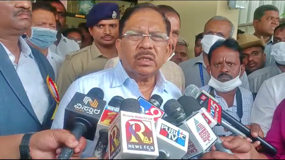 Home Minister Parameshwar  Home Minister Parameshwar responded  Parameshwar responded to the five suicides case  ಐವರು ಆತ್ಮಹತ್ಯೆ ಪ್ರಕರಣ  ಐವರು ಆತ್ಮಹತ್ಯೆ ಪ್ರಕರಣ  ಬಡ್ಡಿ ದಂಧೆಕೋರರ ಕಿರುಕುಳ  ಗೃಹ ಸಚಿವ ಜಿ ಪರಮೇಶ್ವರ್  ಪ್ರಕರಣಕ್ಕೆ ಪ್ರತಿಕ್ರಿಯಿಸಿದ ಗೃಹ ಸಚಿವ  ಒಂದೇ ಕುಟುಂಬದ ಐವರು ಆತ್ಮಹತ್ಯೆ  ಜಿಲ್ಲಾ ಆಸ್ಪತ್ರೆಯ ಶವಾಗಾರಕ್ಕೆ ಭೇಟಿ  ಡೆತ್ ನೋಟ್​ನಲ್ಲಿ ಗರೀಬ್ ಸಾಬ್