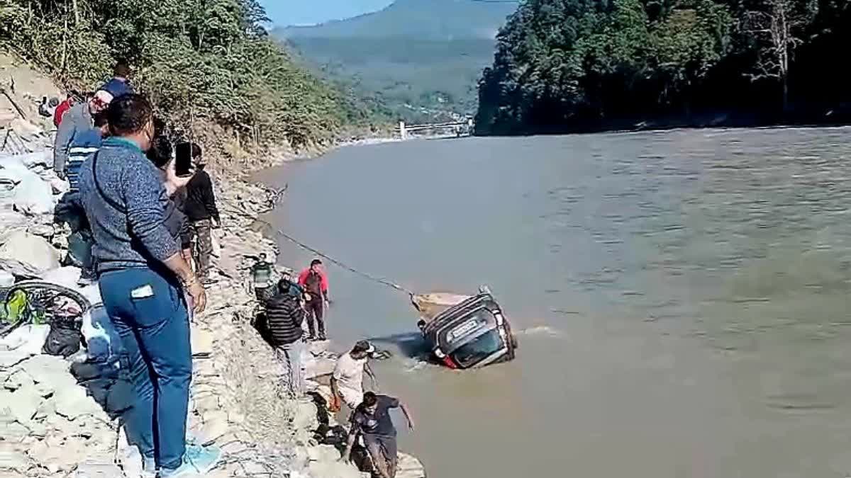 Car falls into ditch