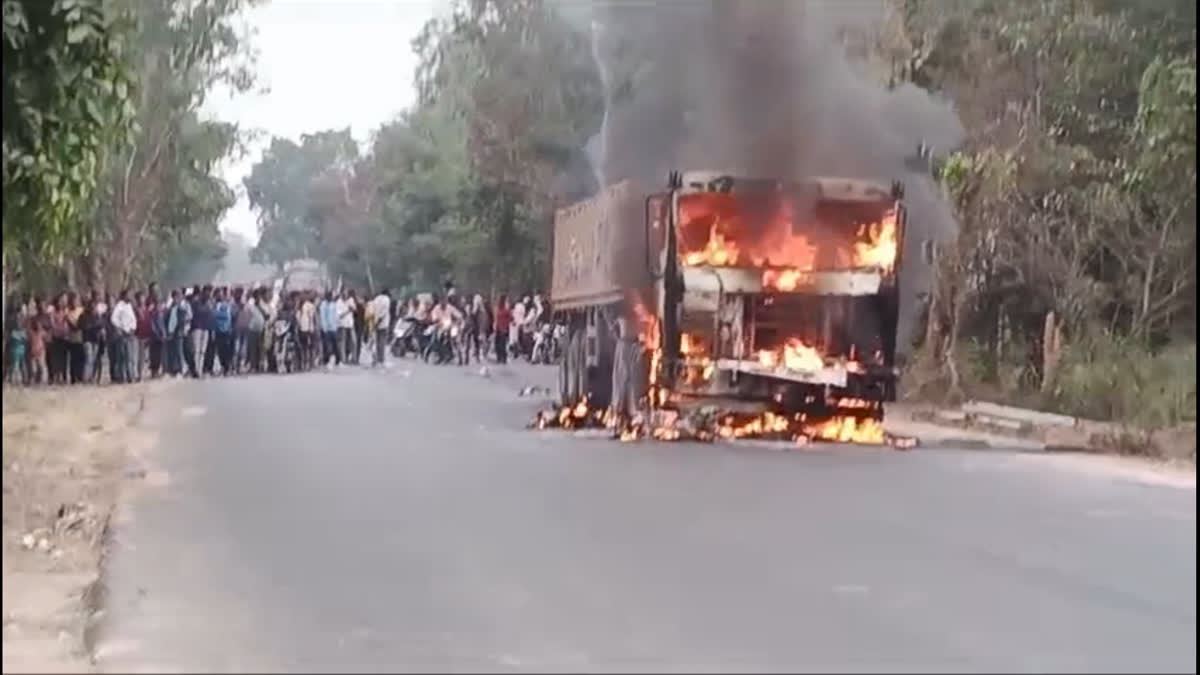 ट्रक में लगायी आग