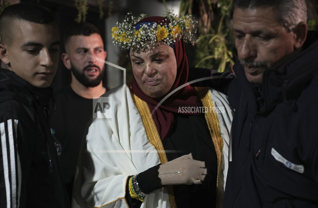 Israa Jaabis, center, a Palestinian prisoner released by Israel