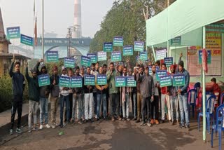 Agitators blocked main gate of DVC Bokaro Thermal Plant