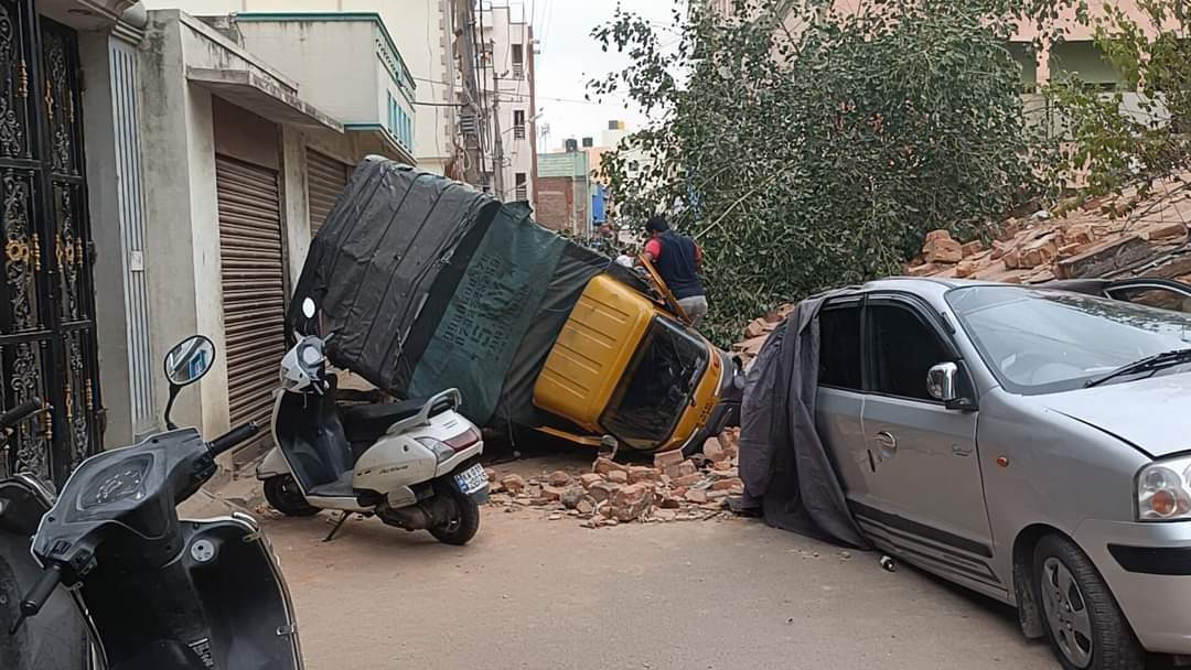 Nursery school building collapse  Nursery school building collapse in Bengaluru  Bengaluru news  ನರ್ಸರಿ ಸ್ಕೂಲ್ ಕಟ್ಟಡ ಕುಸಿತ  ತಪ್ಪಿದ ಭಾರಿ‌ ಅನಾಹುತ  ಬಿಬಿಎಂಪಿ ಅಧೀನದ ನರ್ಸರಿ ಶಾಲೆ  ಶಿವಾಜಿನಗರದ ಕುಕ್ಸ್ ರಸ್ತೆಯ ಬಿ ಕ್ರಾಸ್​ ನರ್ಸರಿ ಶಾಲೆಯ ಕಟ್ಟಡ ಕುಸಿದು  ವಾಹನಗಳು ಸಿಲುಕಿ ಜಖಂ