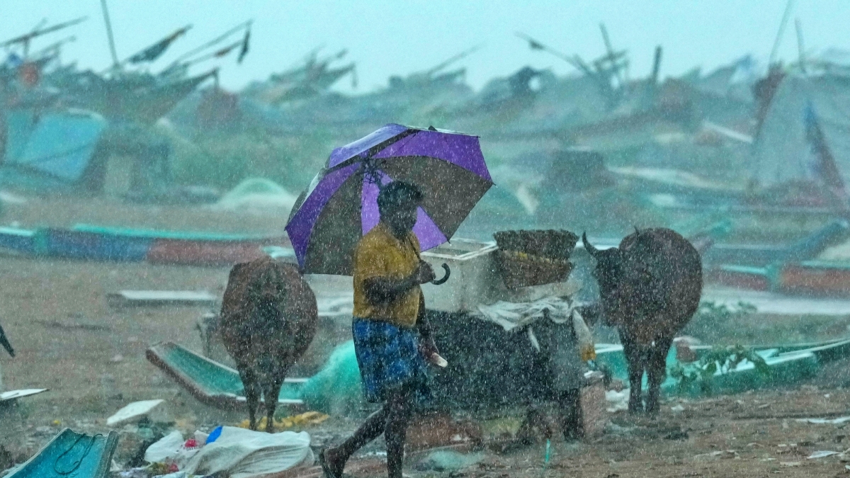 CYCLONE FENGAL  CYCLONE FENGAL BATTERS TAMIL NADU  ഫെംഗല്‍ ചുഴലിക്കാറ്റ്  ചുഴലിക്കാറ്റ് പ്രധാന അറിയിപ്പ്