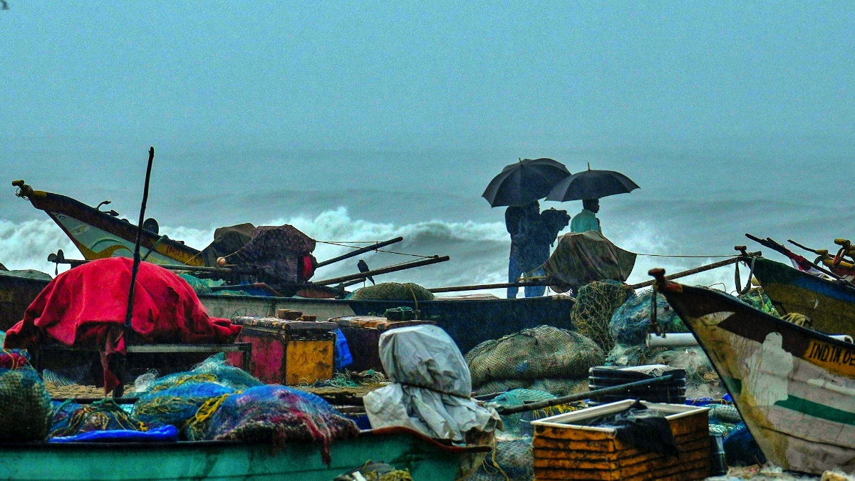 CYCLONE FENGAL  CYCLONE FENGAL BATTERS TAMIL NADU  ഫെംഗല്‍ ചുഴലിക്കാറ്റ്  ചുഴലിക്കാറ്റ് പ്രധാന അറിയിപ്പ്