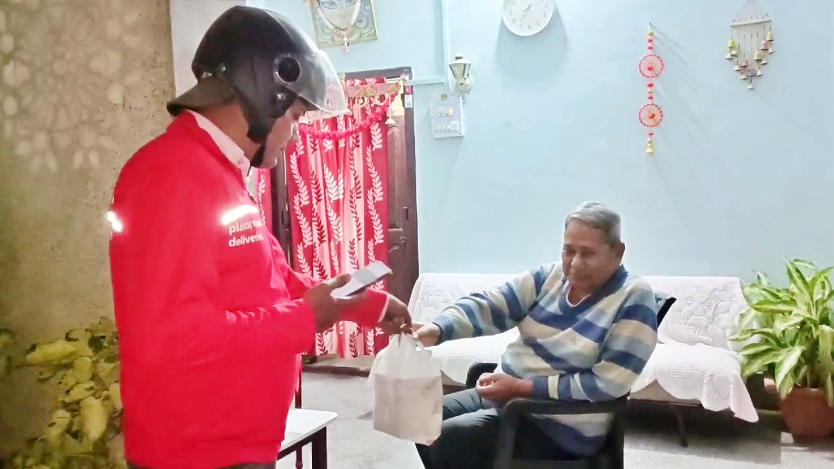 Bihar Teacher Amit Ranjan (L) delivering food during work as delivery boy