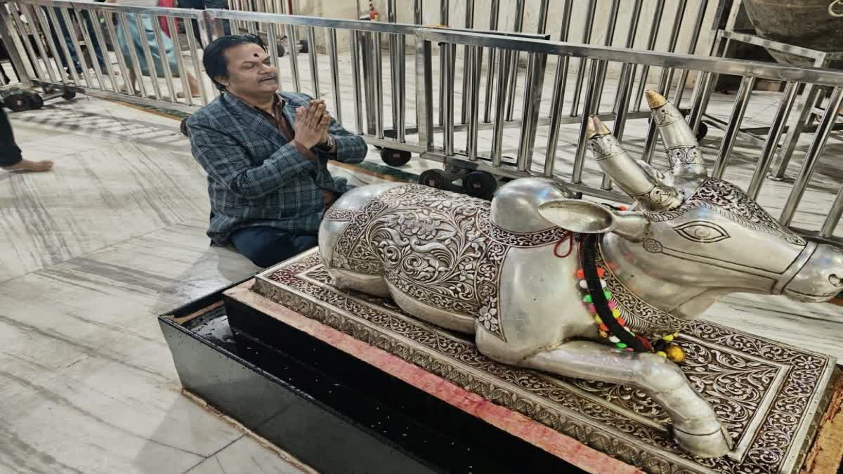 Actor Akhilendra Mishra visit Baba Mahakal