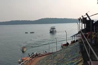 Crowd of tourists on Tilaiya Dam