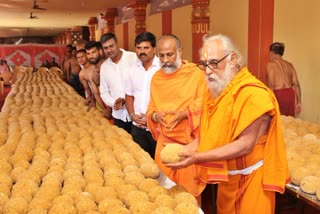 Nadoja Prof Bhashyam Swamiji watched Tirupati model laddus.