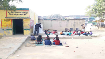 This UP school has 3 teachers but no classroom for 159 students